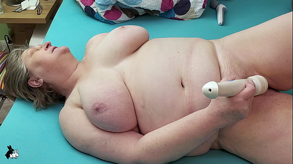 Claudia bringt sich mit dem Dildo 2 Mal zum Orgasmus